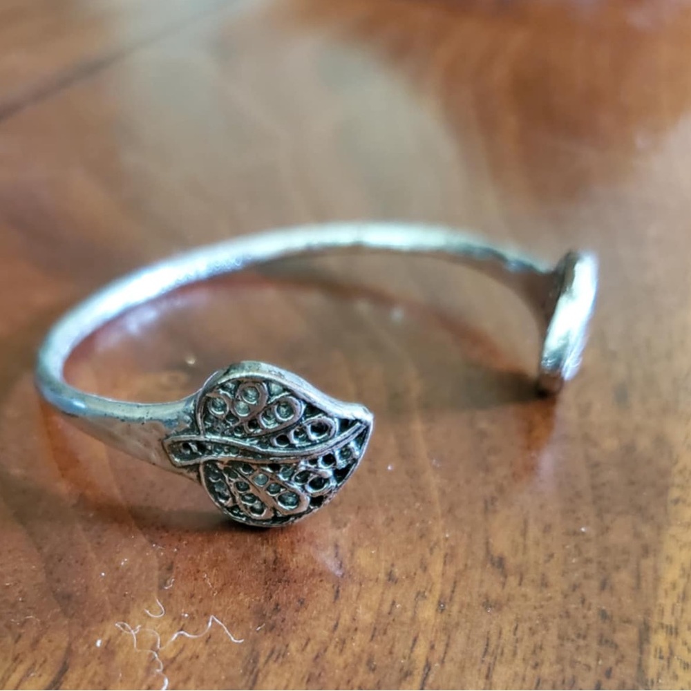 Lucky Brand Hammered Silver Tone Metal Scrolled Leaf Bangle! EUC